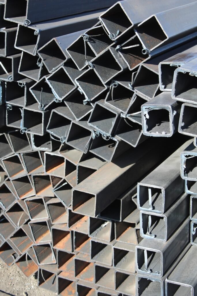 Soldador trabajando en estructura de acero